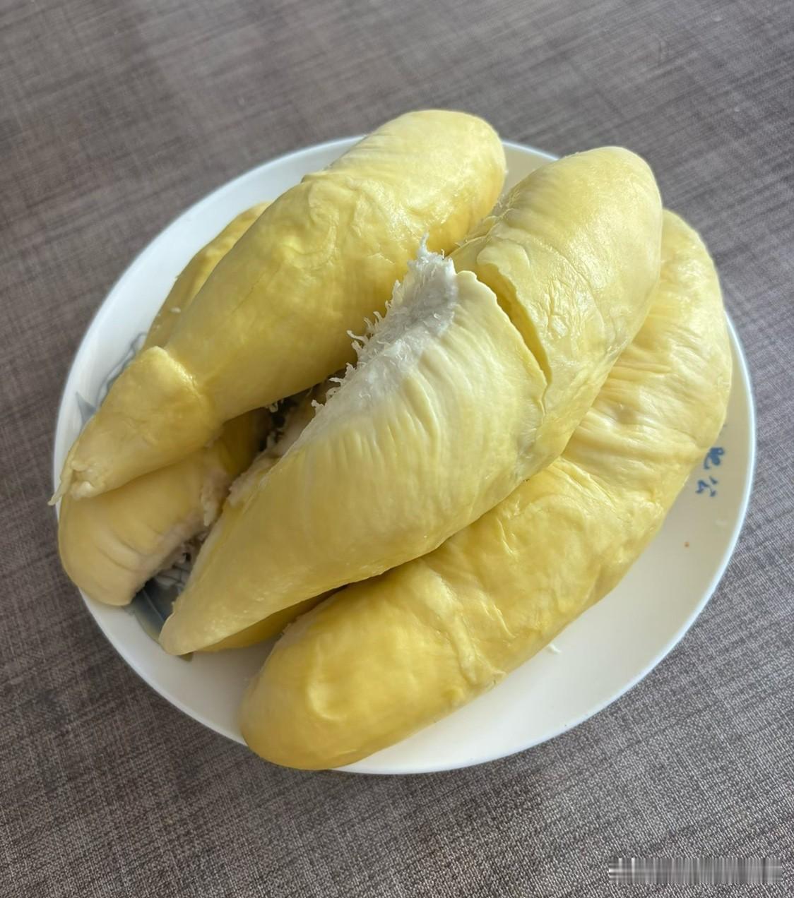 周末，儿子儿媳从外地回来了，我老公买回一个大榴莲，因为儿媳妇爱吃。我问他：今