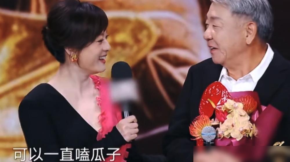 郑晓龙台上哽咽，孙俪说他可爱？别信，他在片场连亲老婆王小平都骂。他老婆王小