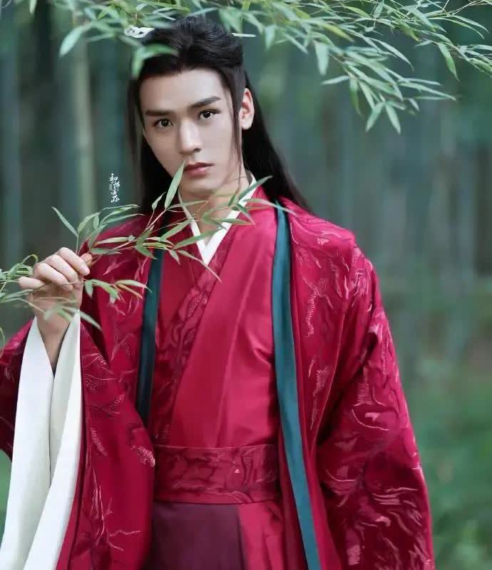 龚俊的花期真是短啊！五年前《山河令》一跃成为准顶流，一时间的商务和综艺不断，
