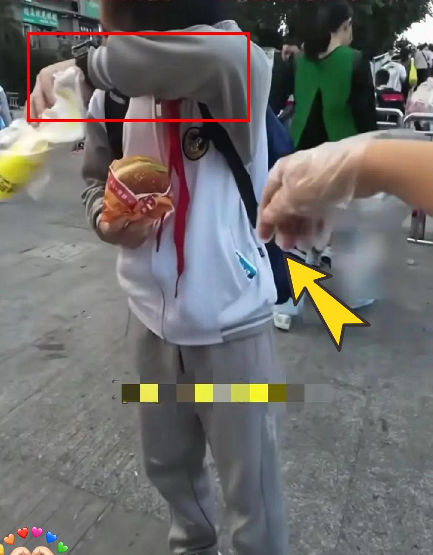 贵阳早餐摊前这一幕，真的看哭了！上学早高峰的小学旁，卖汉堡的大姐正忙着招呼学生