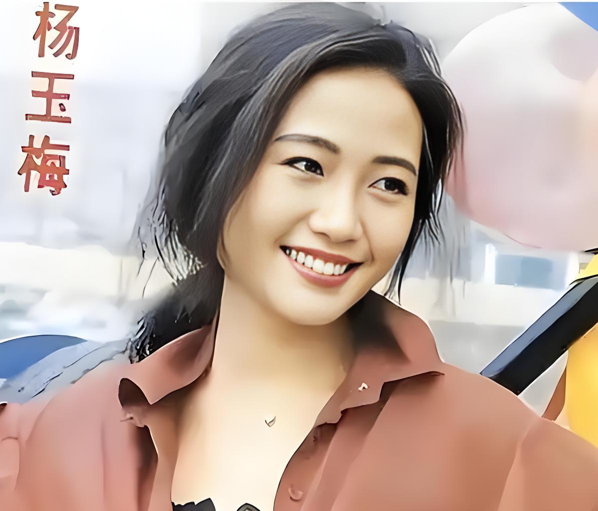 她是《赌神》里周润发身边的发牌女郎，也是1990年亚洲小姐“三料得主”。但61岁