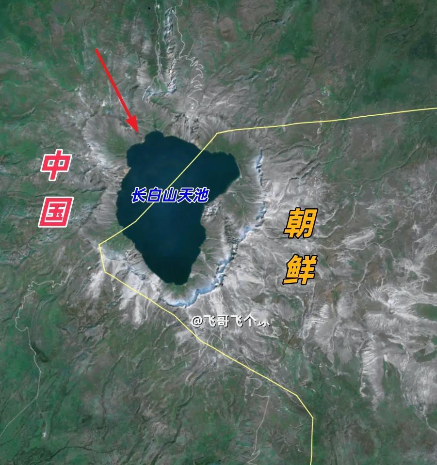 同一汪天池，两种距离：为何朝鲜人能下水，中国游客却止步护栏站在长白山天池的观景