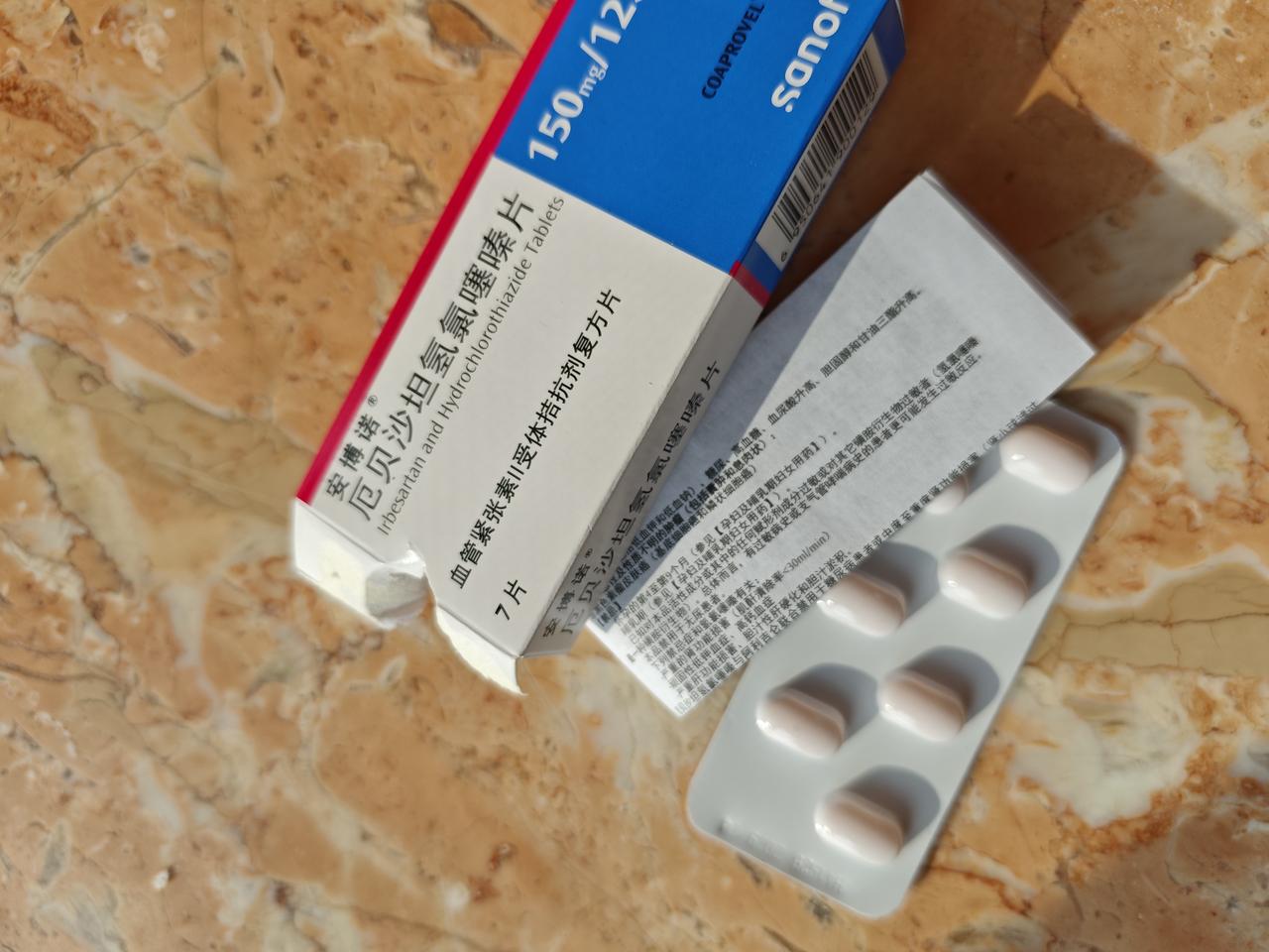 我是一位六十多岁老年人，每天最重要的任务就是按时吃药，早上起来就吃降压药，晚上临