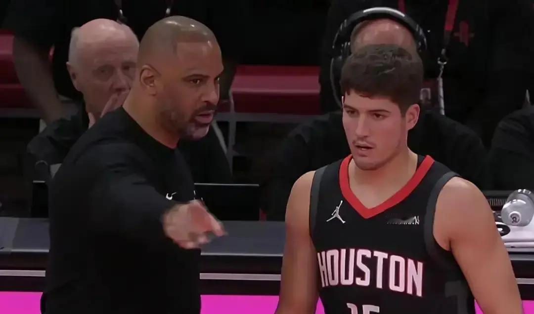 火箭的防守正在被对手用三分球凌迟处死。过去5场，对手三分命中率39.2%，像训练