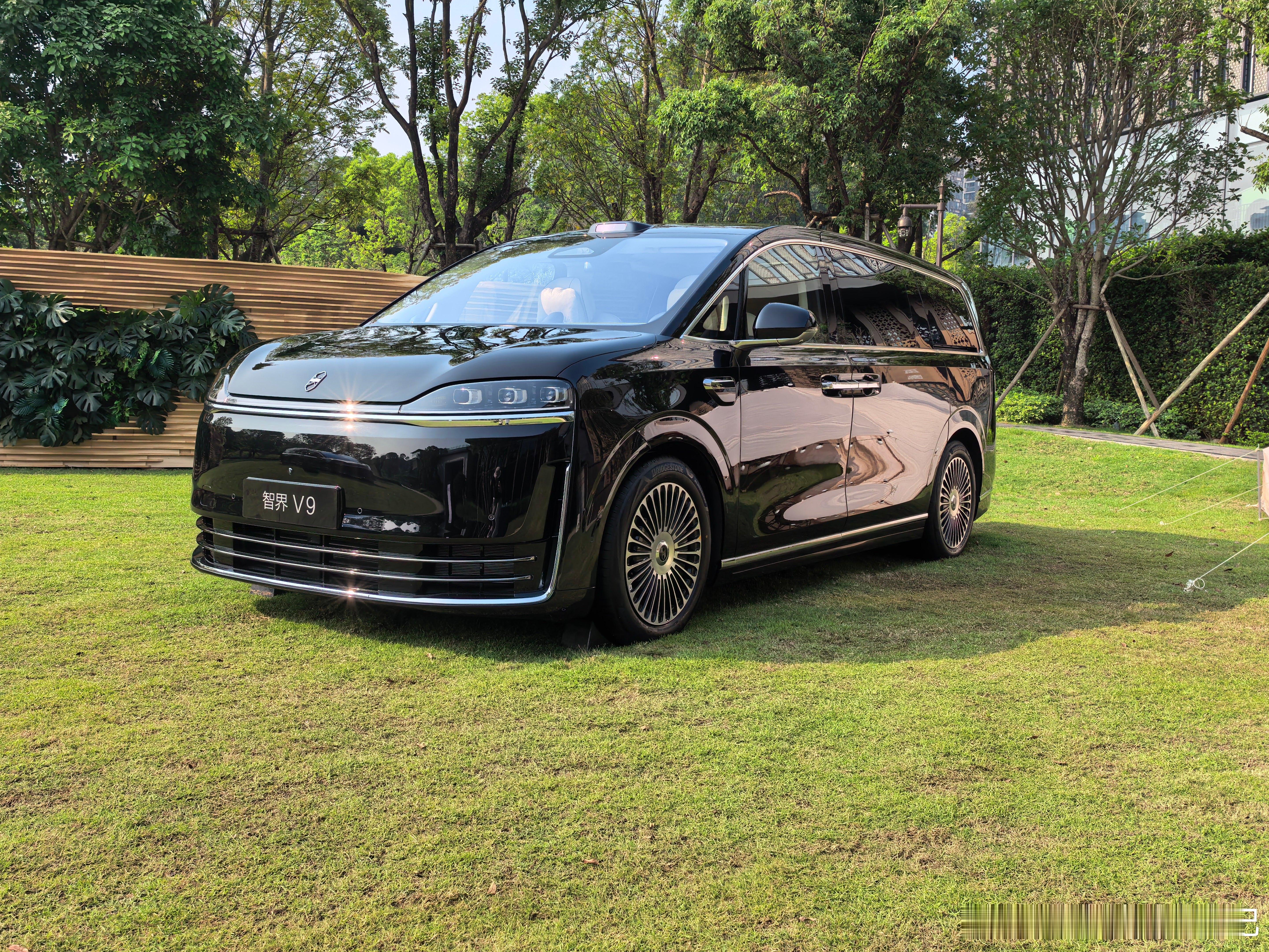 智界V9作为预售车型，目前得知的信息并不多，销售系统上出现了4个SKU，可以进行