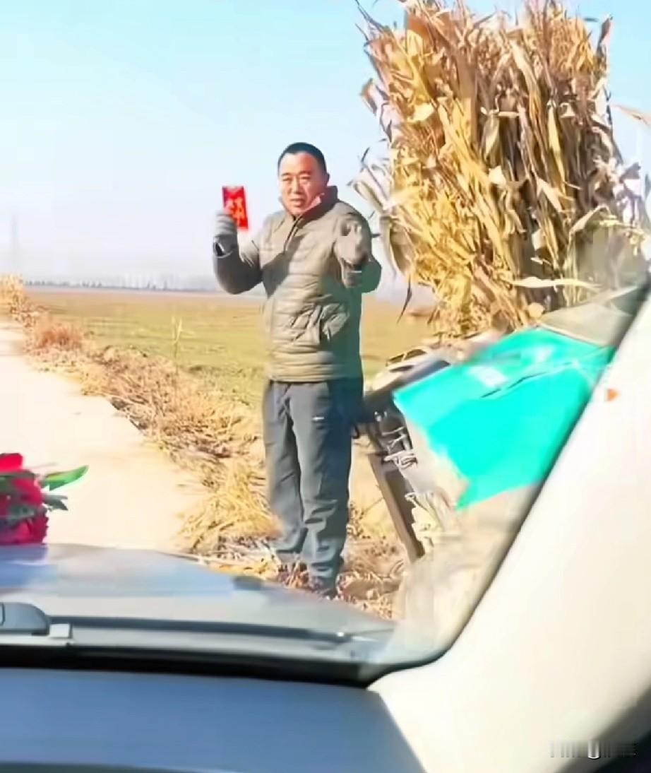 这位大哥推倒的不是三轮车，而是新人和自己人生路上的所有坎坷和不吉利！山东济南