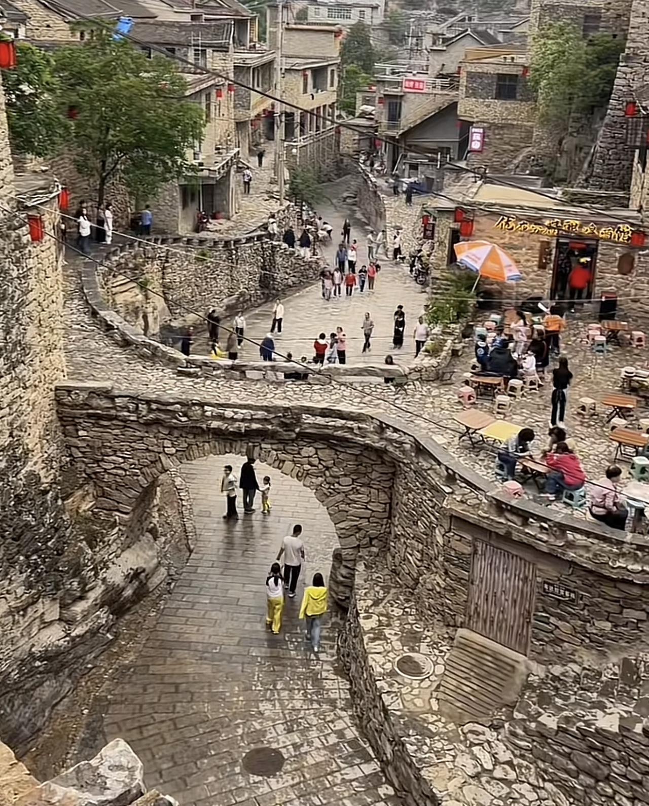 开车3小时，来到了网红大洼村，无门票无停车费，平凡无奇的小山村里，藏着最惬意的