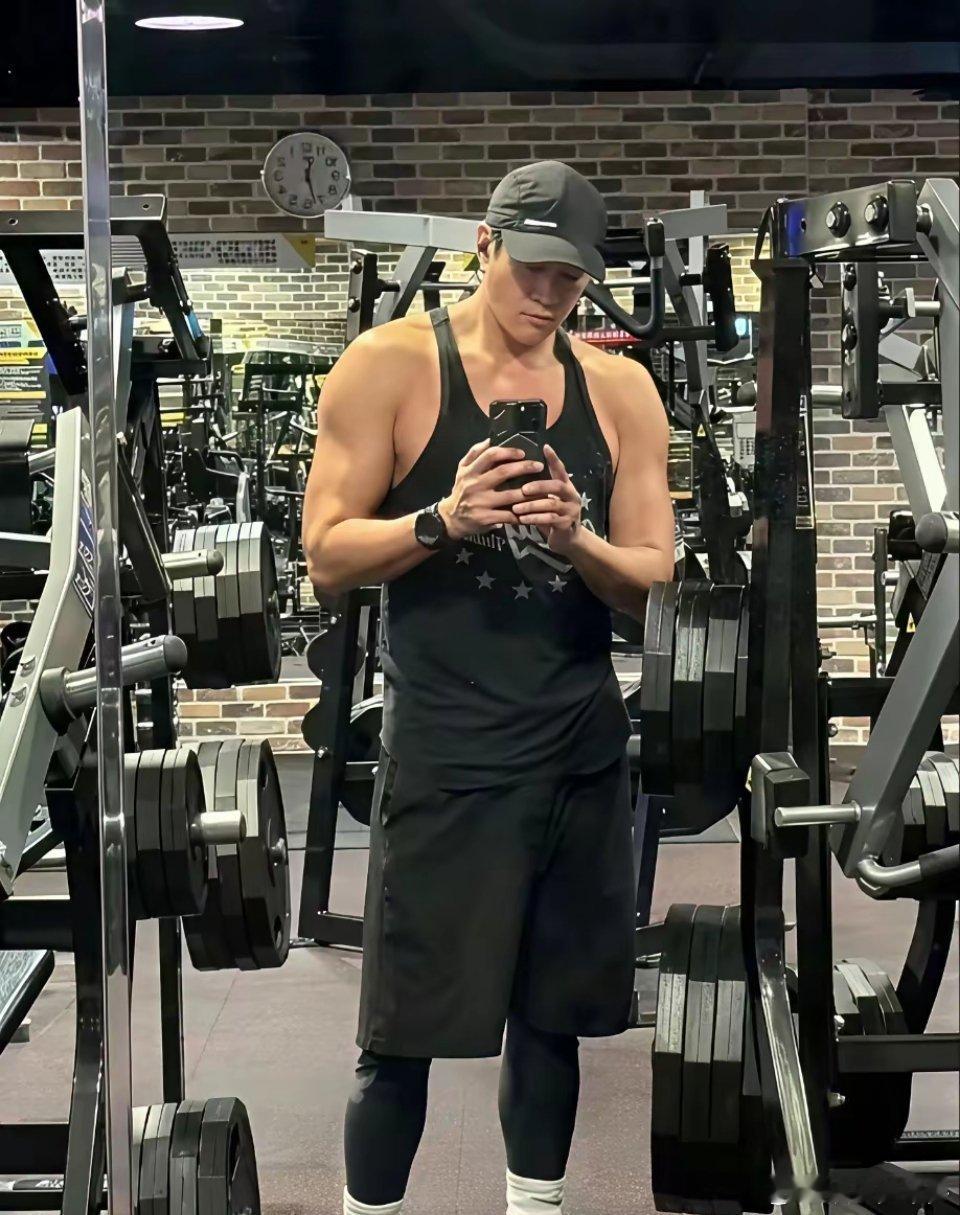 何润东：我已经50岁了，不能靠颜值，得靠实力了何润东说的这段话。“我已经50岁了