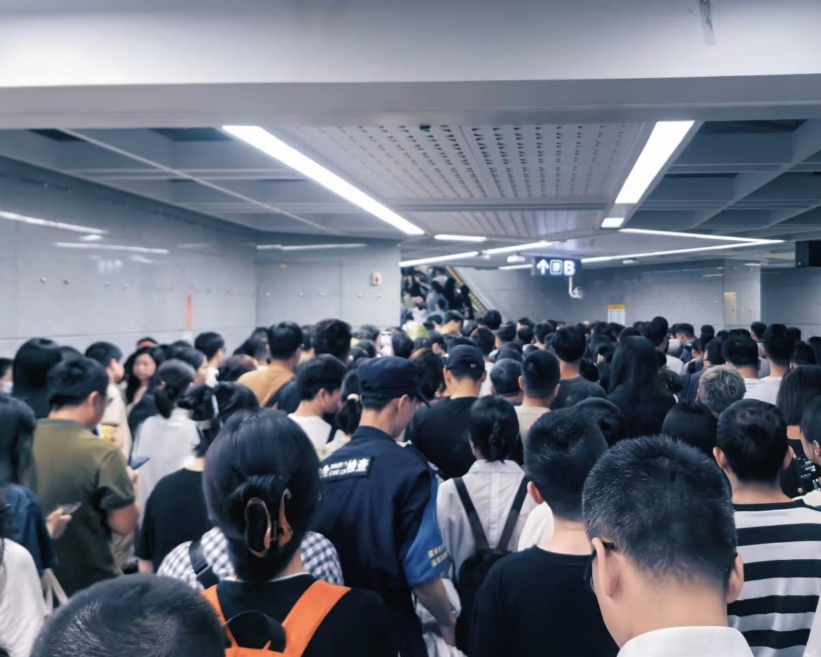 全球平均工资最高的国家排名：第一名：瑞士，约74万元/年第二名：冰岛，约6