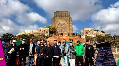 德云社演员首次来到南非约翰内斯堡，自然是要出来逛逛了。你猜怎么着？老郭连逛