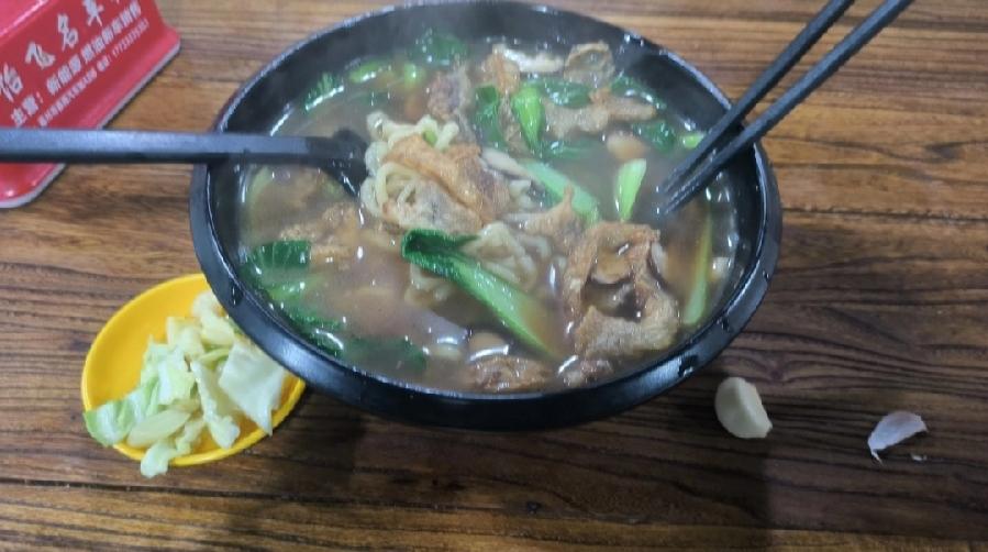 最近爱上吃一家面馆油渣面，猪油渣，还是小时候味道，12元一碗，不贵，肉很多，汤有