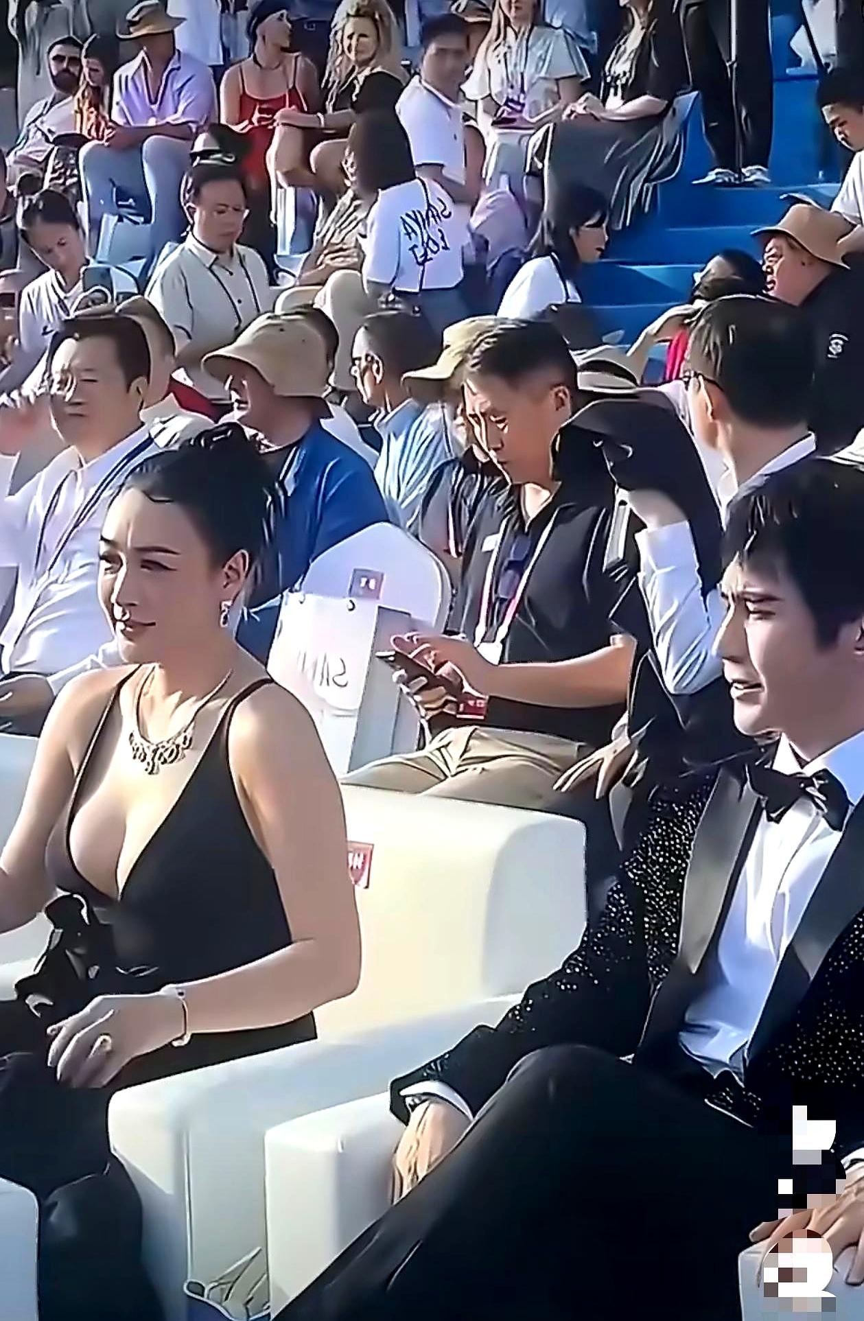 灯光一落下，钟丽缇那套活动造型，评论区瞬间炸锅。说实话，到了这个年纪，越锋利的