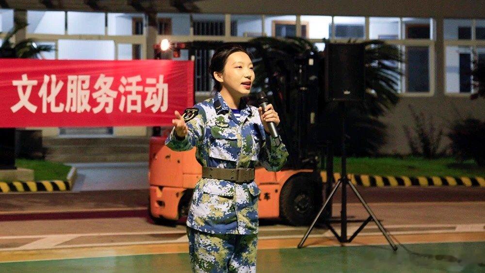 ［巧了！女研究生二次入伍，又成海军战士】在2025年春季入伍的新兵中有一名特殊