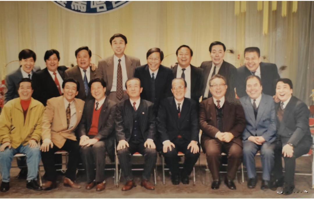 90年代相声名家大合影，堪称当年国内相声界半壁江山齐聚一堂。很多人都是春晚常客，