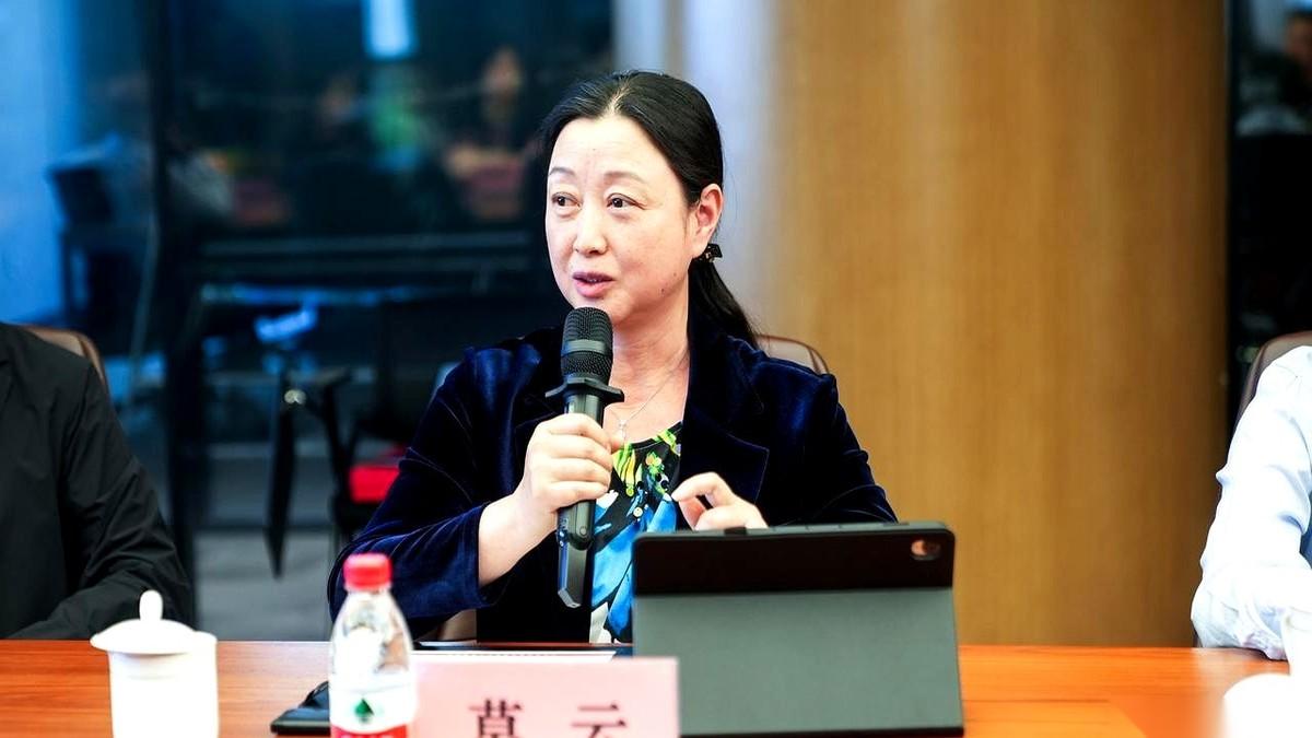 莫云落笔签下那份股份过户文件，正式成了农牧巨头大北农的新实控人。她接手了数亿股