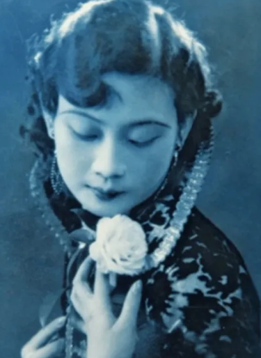 1938年，戴笠让助手余淑衡，到他家里取文件。没想到，余淑衡刚走进房内顿觉不安，