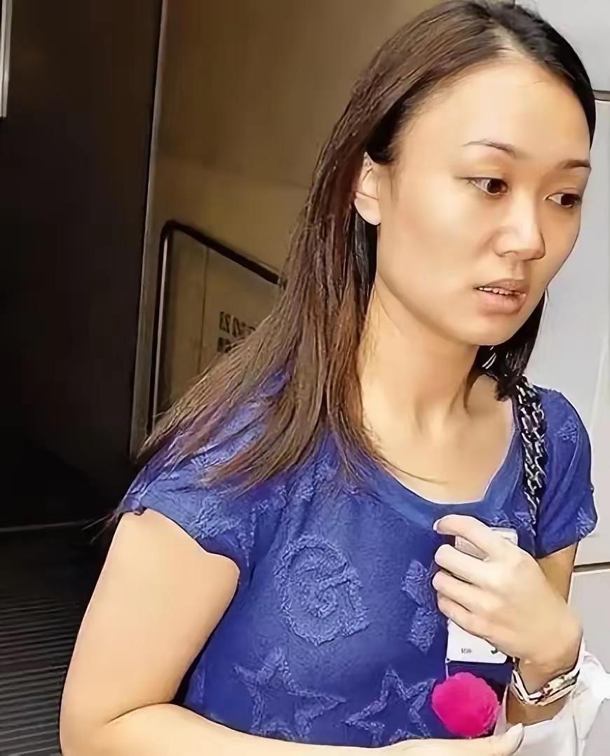 给85岁赌王擦了645天屎尿，换来1亿分手费，她转身嫁给了月薪2万的初恋。面