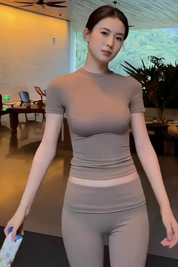 上联：一身素色，简约勾勒玲珑态下联：满室清辉，从容尽显雅致情对联对对联飞花