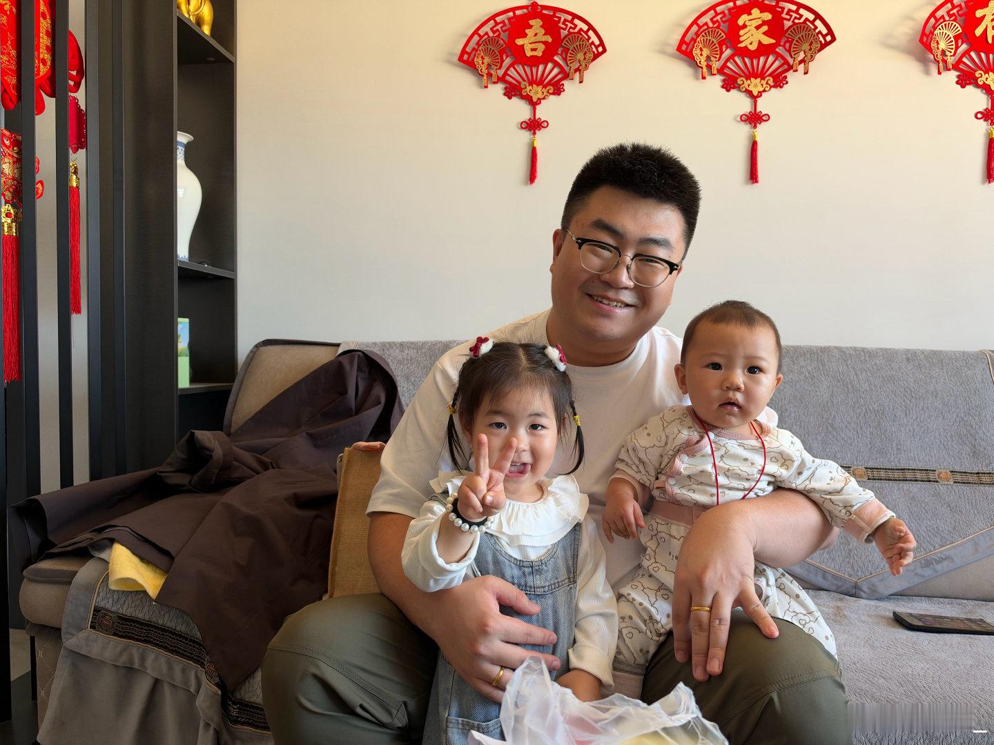 2岁的胖妞开始喜欢小孩子开始到处让我给她拍照开始看着留守儿童视频掉眼泪还没接受她已经开始慢慢长大了​