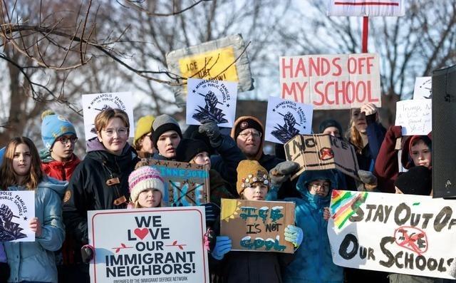 共和党内人心涣散，特朗普被迫向民主党服软，联邦人马开始撤出明尼苏达！大伙都知