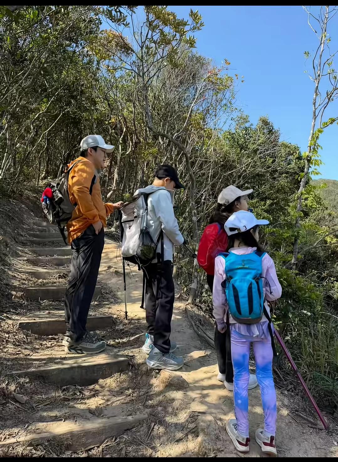 看到郭晶晶一家出行，好开心啊。