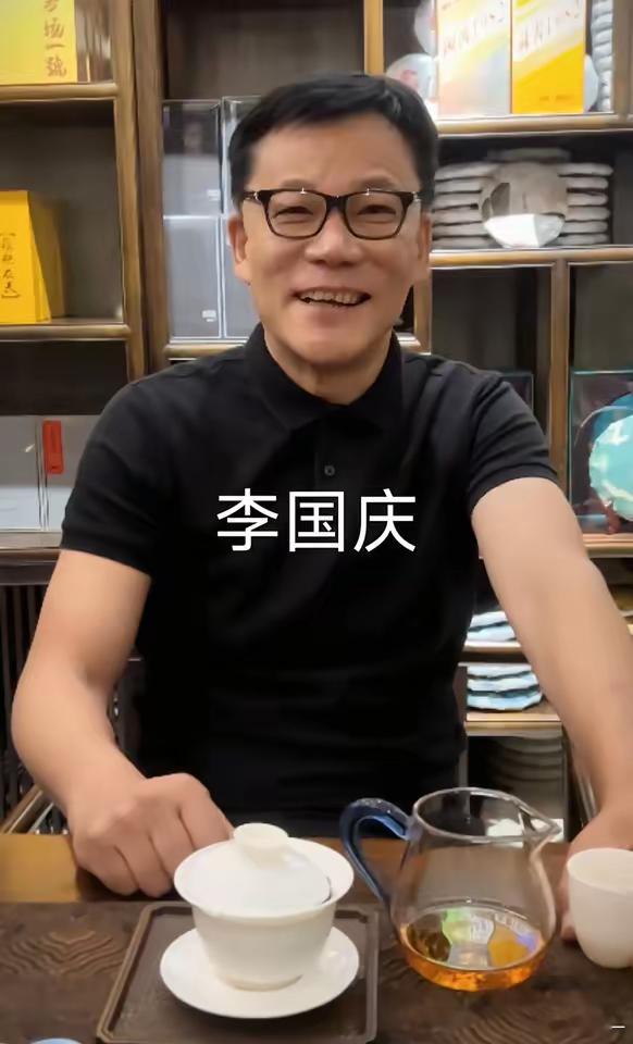 原俏江南的老板张兰直播时网友撮合要她跟李国庆（原当当网创始人）在一起，张兰直接怒