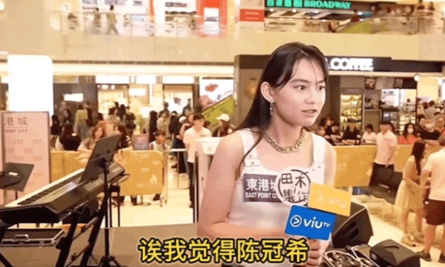 尴尬了！谢霆锋演唱会上一手提携的17岁女吉他手在接受采访时，被媒体问：“如果你还