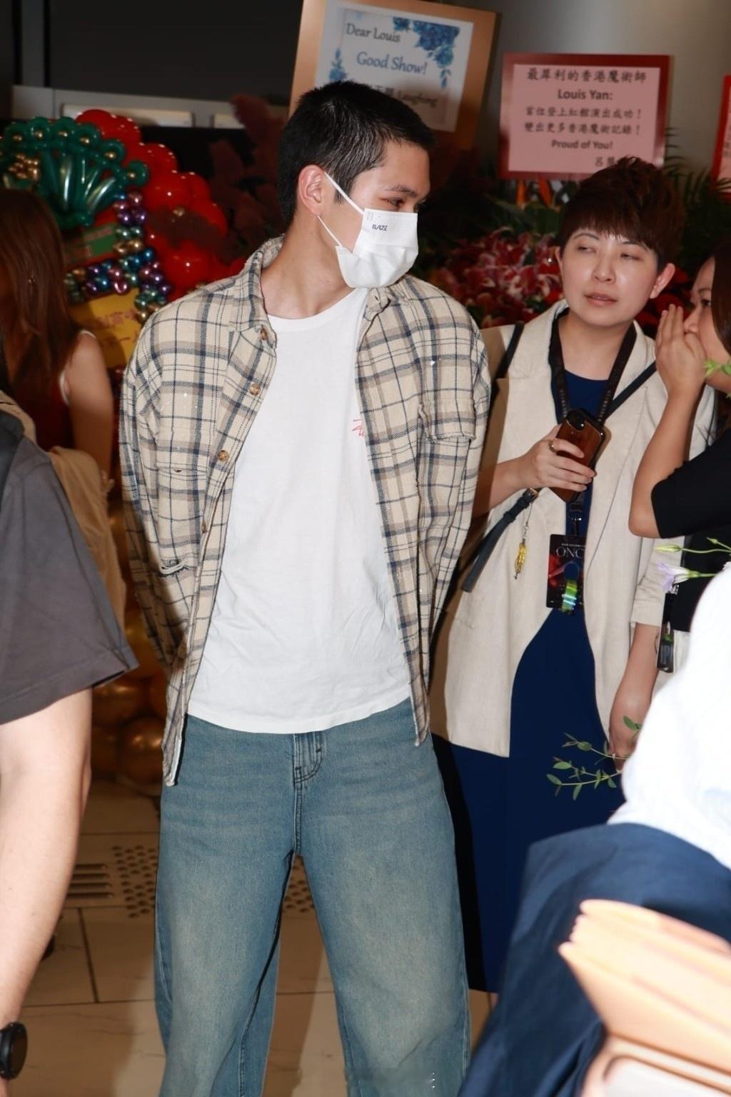 袁咏仪张智霖儿子19岁近照袁咏仪张智霖儿子寸头近照袁咏仪张智霖儿子19岁近照，