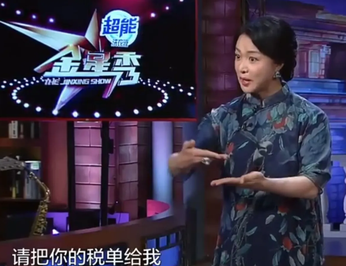 一次，侯耀华在唐杰中的收徒仪式上暗讽郭德纲：“别让相声毁在一些儿个败类手里，有的