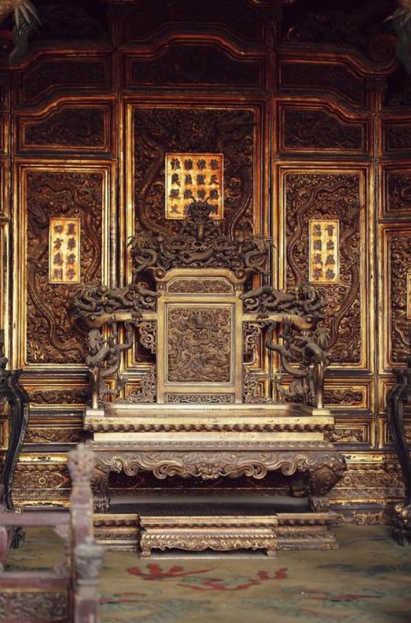 皇帝早没了，每天几万游客逛故宫，可太和殿那张龙椅，至今没人敢去坐。你说奇怪不？当