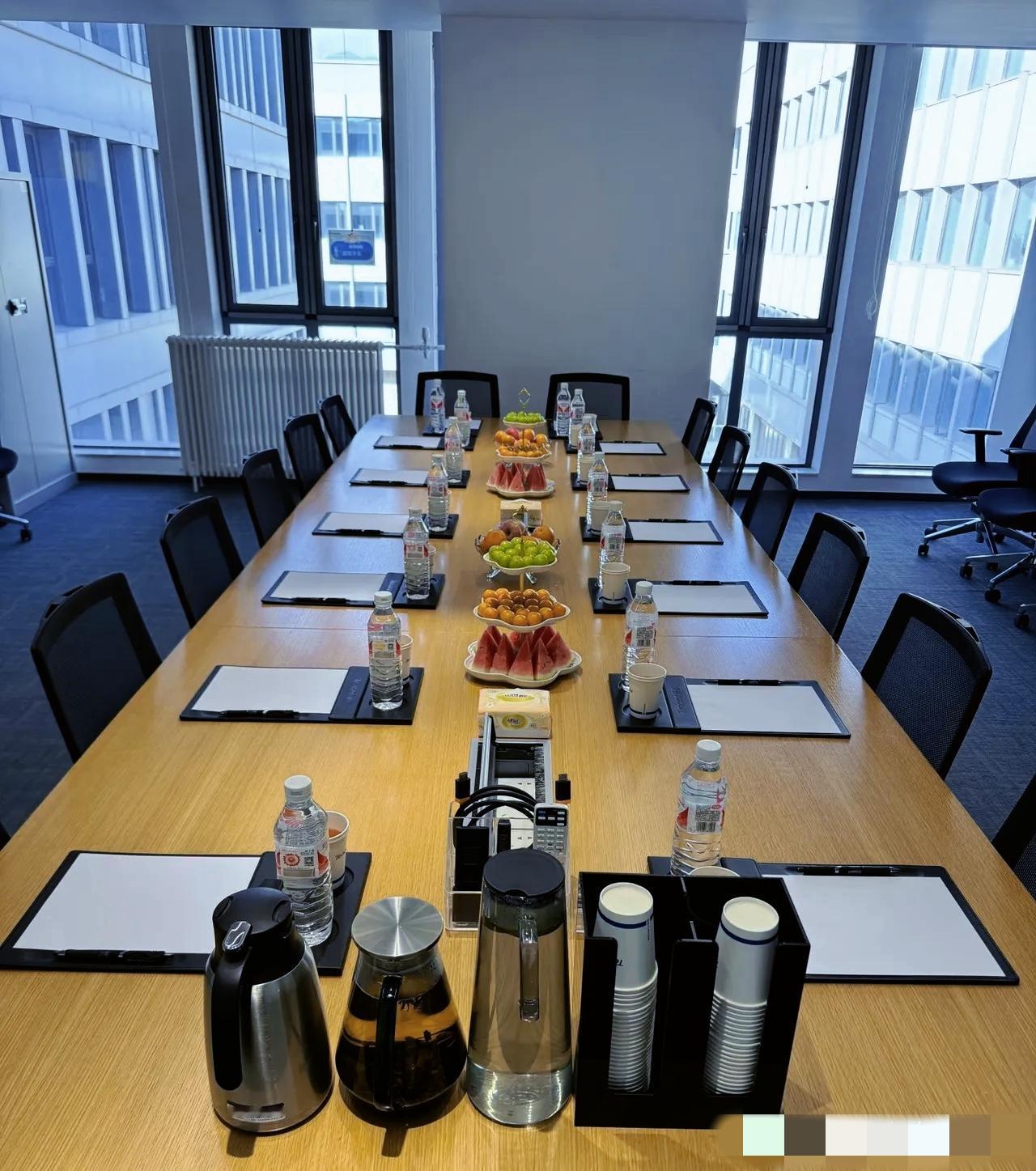 单位里有两位即将退休的老同志，再过半年左右就将正式告别职场，两人的工作状态却截然