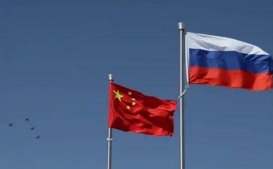 万幸中国没帮俄罗斯，美国确实早在俄乌冲突后就布下了三个陷阱，一个比一个致命。