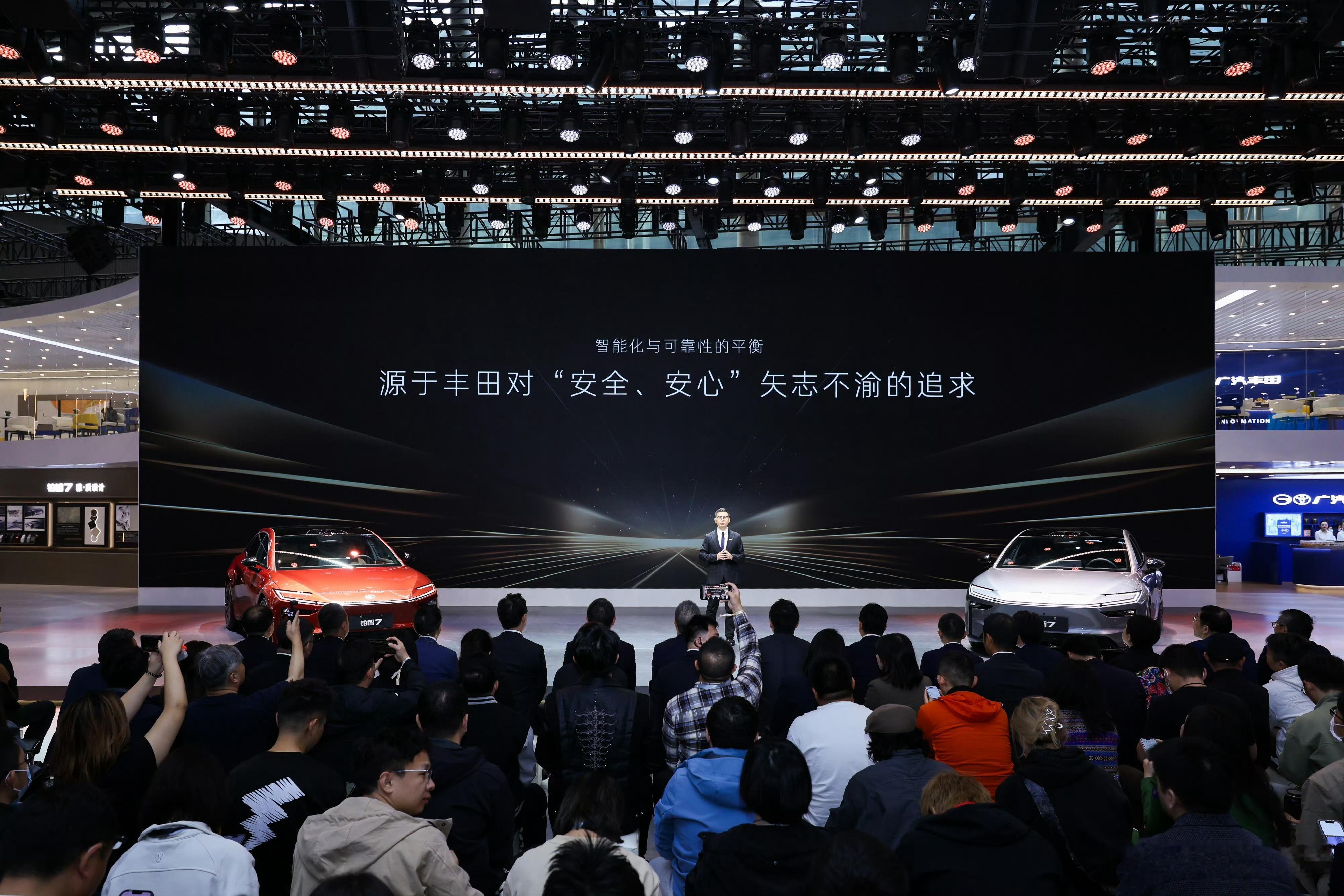 广州车展全民热搜铂智7在广州车展上第一次坐进铂智7，关上车门的瞬间，外界的嘈杂突