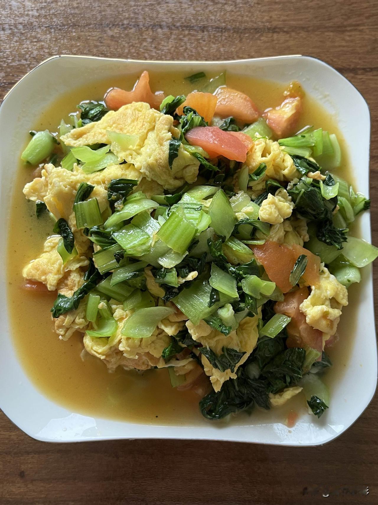 好友们晚上好！周五快乐，晚餐香香！今天的晚餐：油菜番茄炒鸡蛋炒三丁杂粮饭