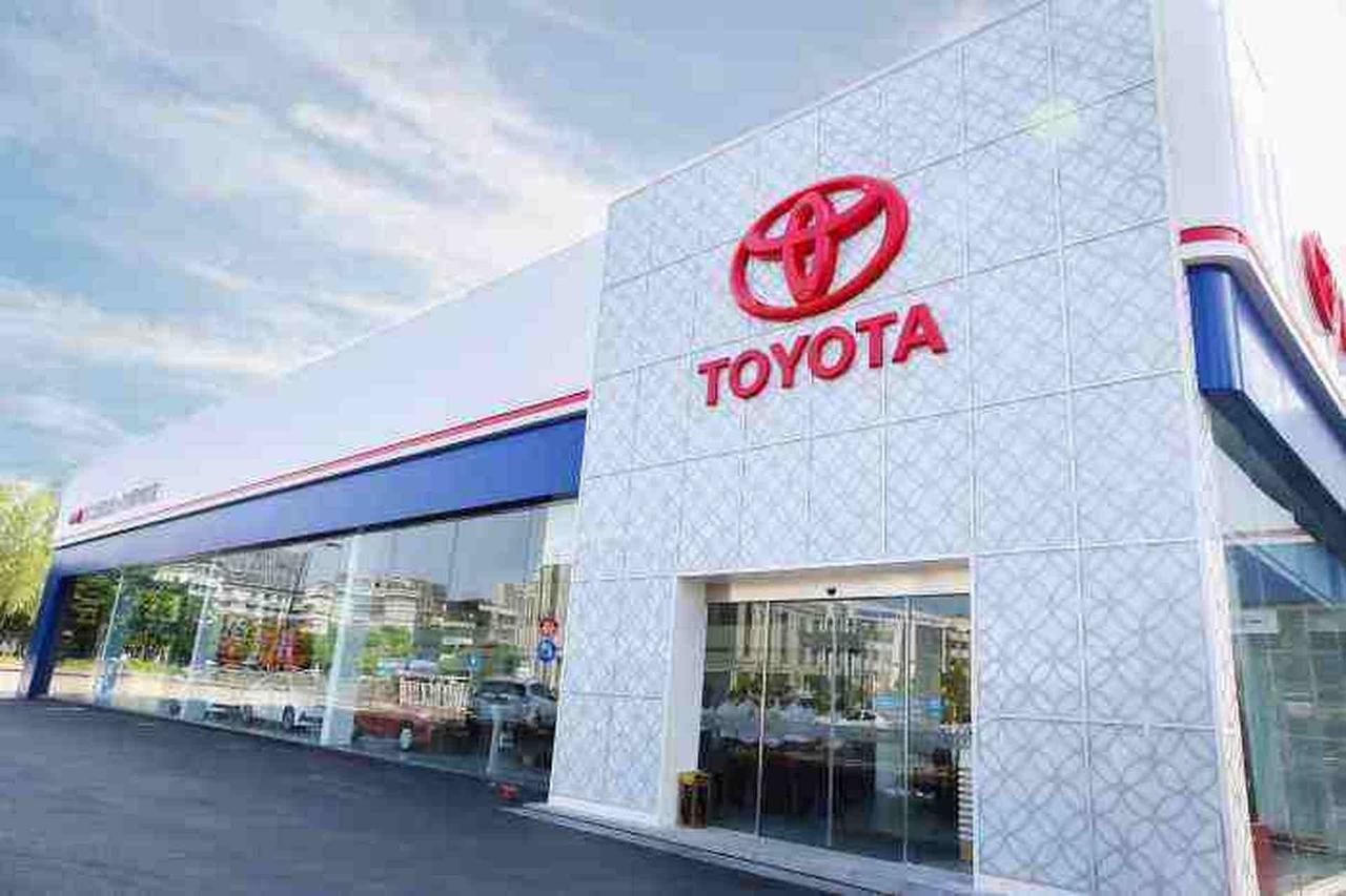 当车企们还在“卷价格卷到脱发”“冲销量冲断腿”时，丰田已经悄悄开启“躺赚模式”—