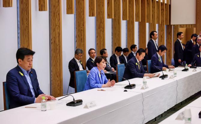 顶不住了，日本示好中国。当地时间6月30日，日本经济产业大臣赤泽亮正当众认账，中