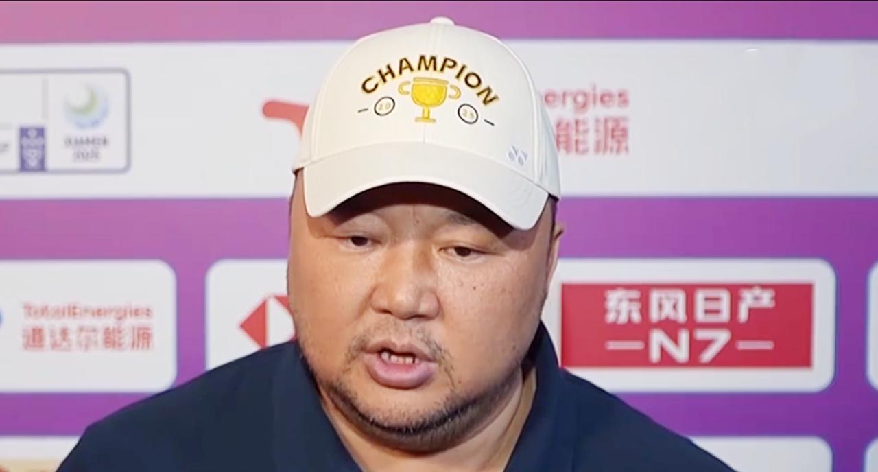 中国队3:1在击败韩国队第14次捧起苏迪曼杯后，中国羽毛球协会主席张军第一时间接