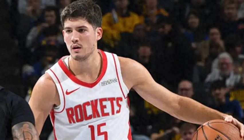 NBA常规赛季中NBA杯小组赛，金州勇士主场迎战休斯顿火箭。上半场勇士建立两位数