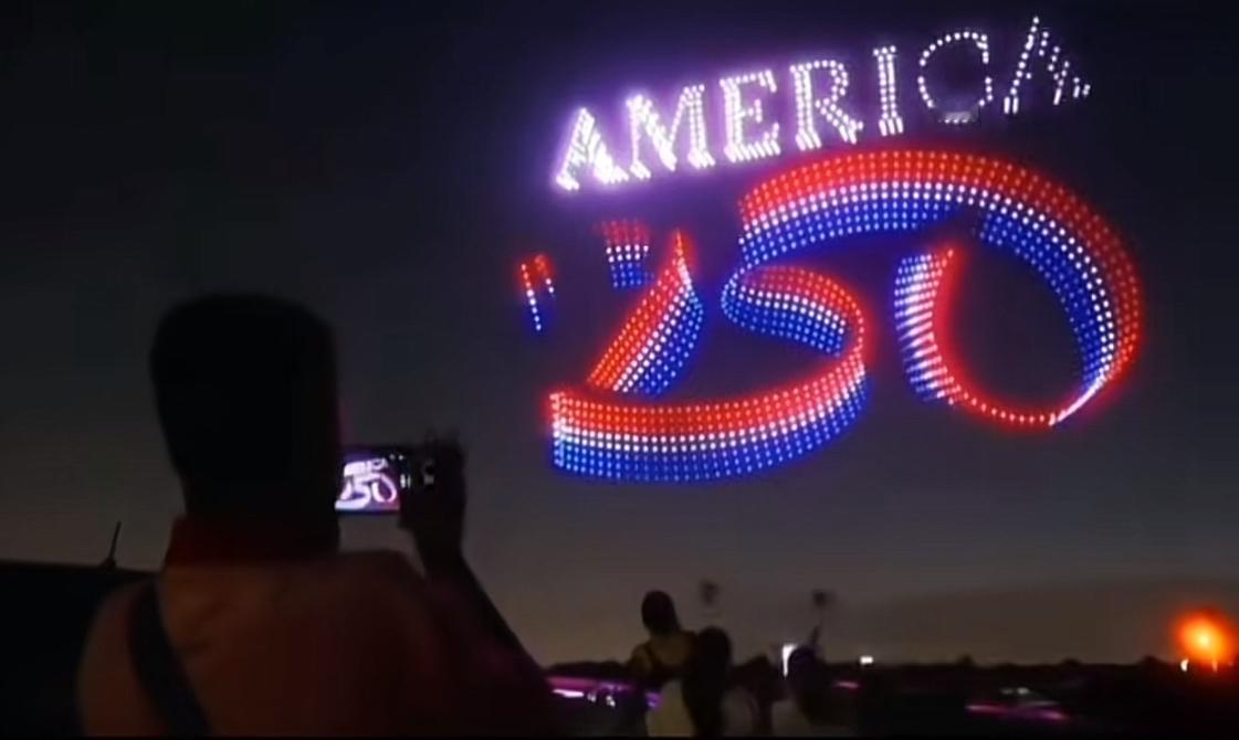 美国250周年纪念日的这场无人机表演，真是让人眼前一亮。夜幕里，上百架无人机齐齐