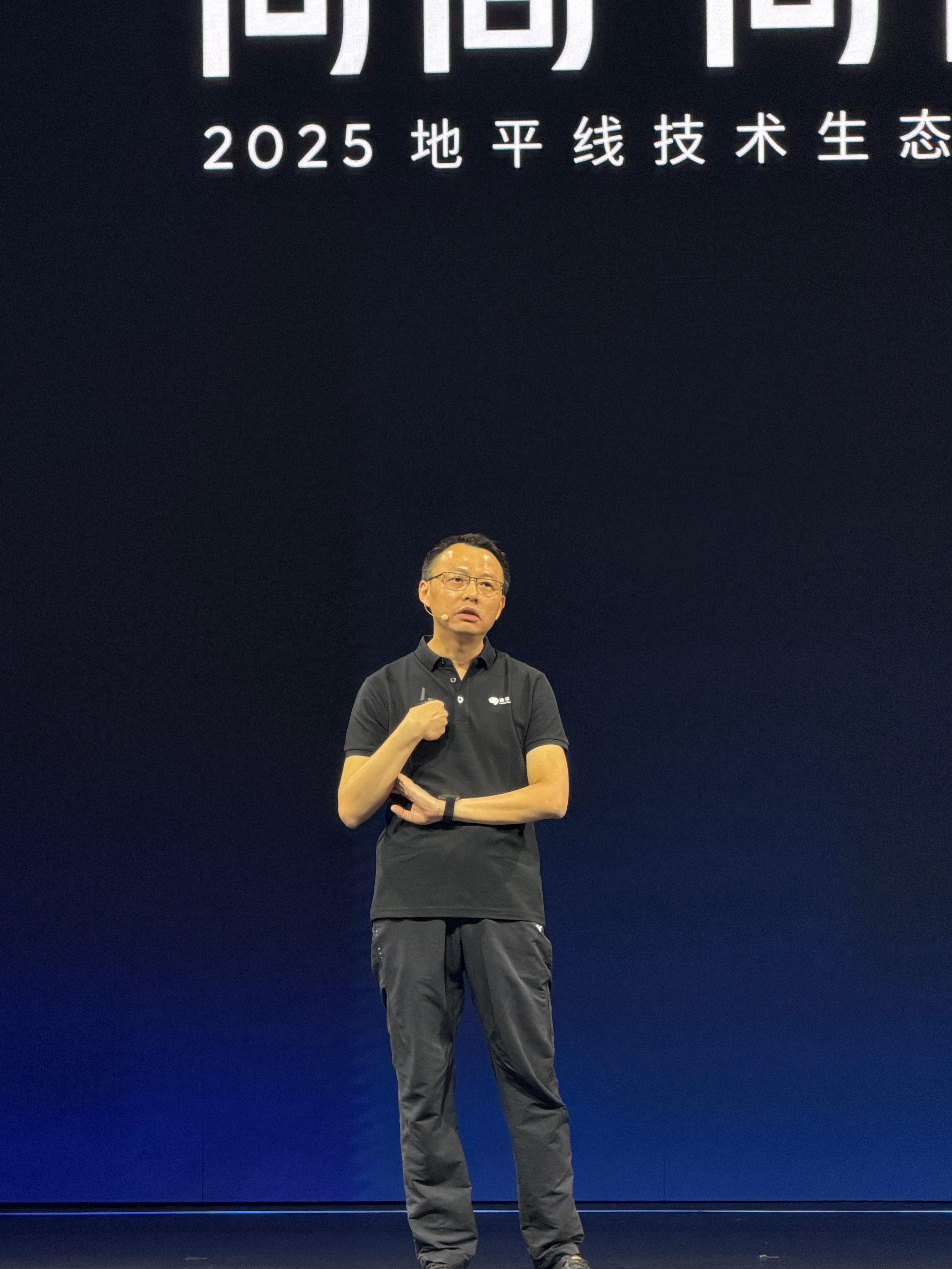 来给大家看看苏箐分享的时候，主论坛这面有多火爆，坐不下站的全都是人！人人都是中国