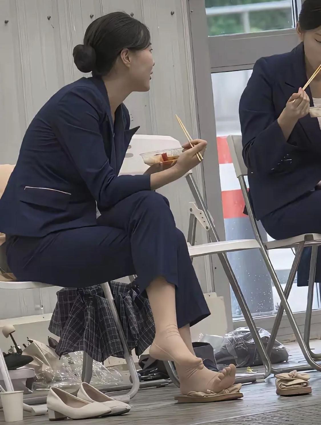 空姐在吃饭的间隙，让脚丫子透透气