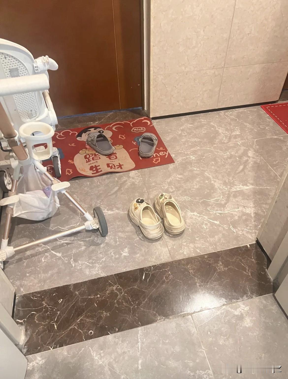 遇到边界感为0的邻居，真的太窒息了！门口本来就窄窄的一点地方，她倒好，东西堆得