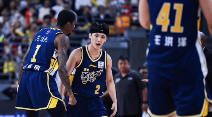 媒体人: 徐杰升至队史助攻榜第二位, 仅次于队史助攻王李群