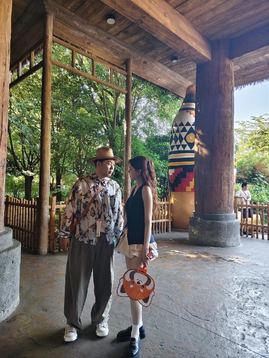 6月13日，杜海涛与沈梦辰现身郑州银基动物王国，沈梦辰生图曝光，个子好高大腿修长