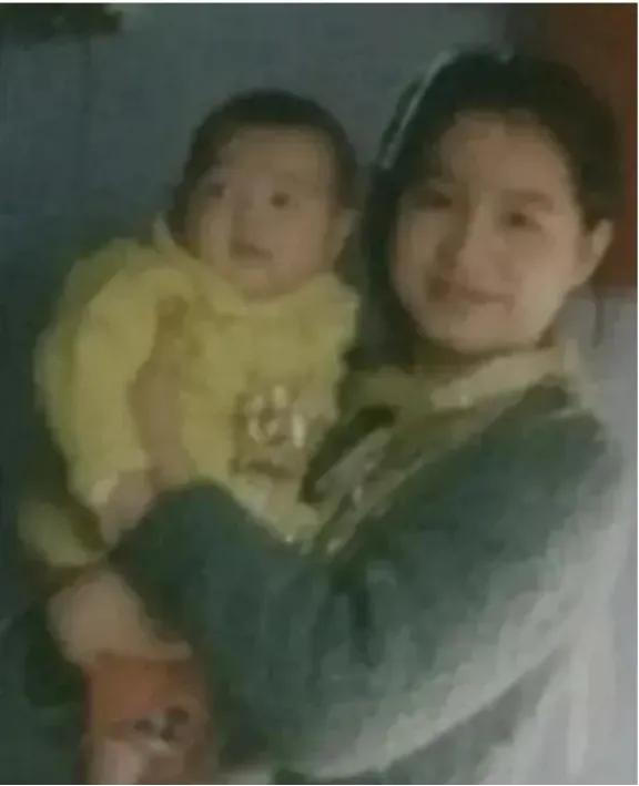 1976年，25岁女知青邵红梅抱着4岁儿子回京，母亲气得半死，怒骂她未婚先孕，不