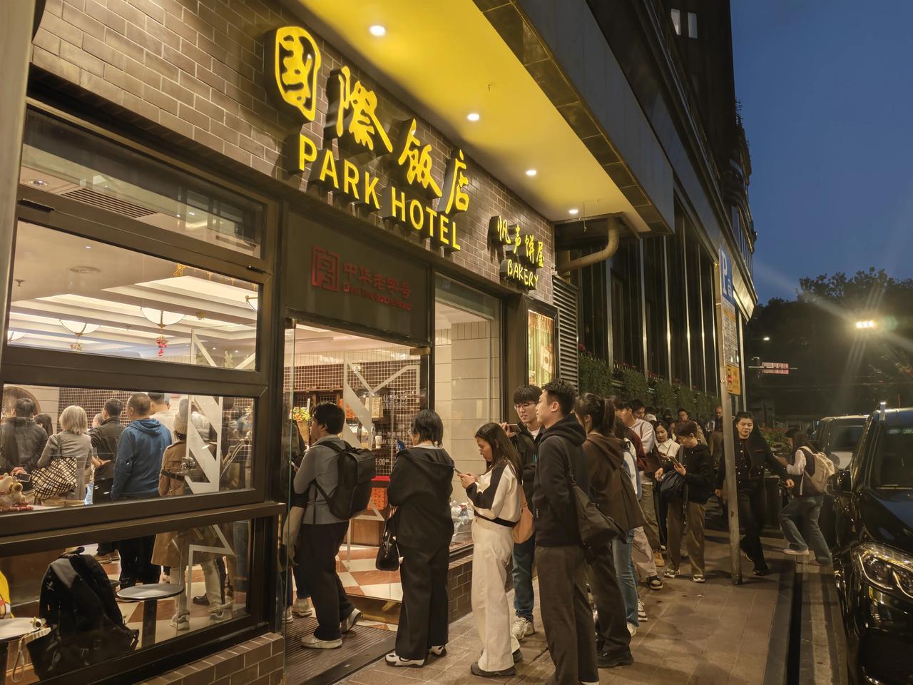 推开上海国际饭店的旋转门，时间仿佛倒流回1934年，这座曾占据上海天际线半个世纪