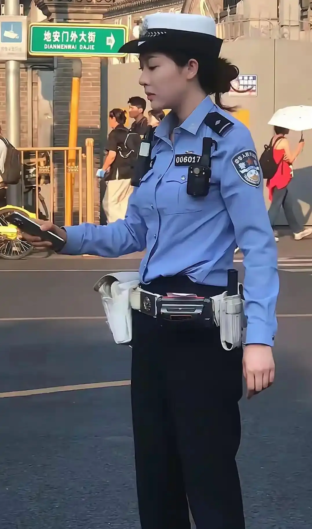 大夏天的在户外穿这么多，不会热吗？