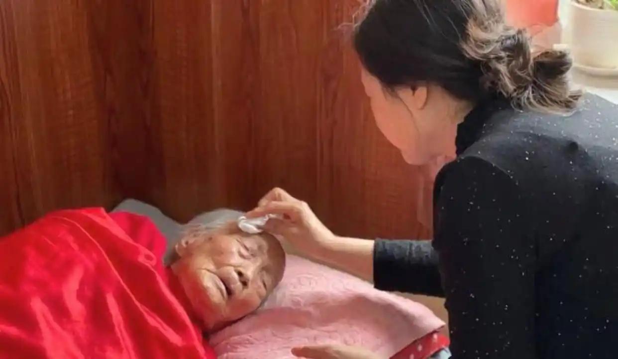 陕西一位102岁的老爷子，深夜里走到孙媳妇屋外，瞧见门给锁上了，便在外头高声喊叫