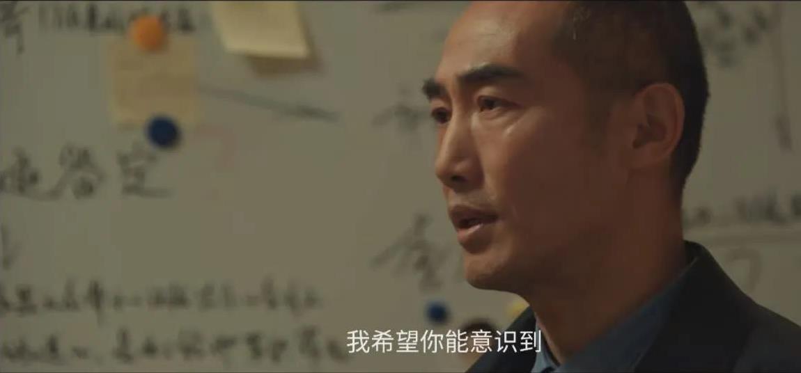 《以法之名》张译饰演的洪亮是真怂，还是装怂啊？孙向群问他：是不是要开弓？他开始打