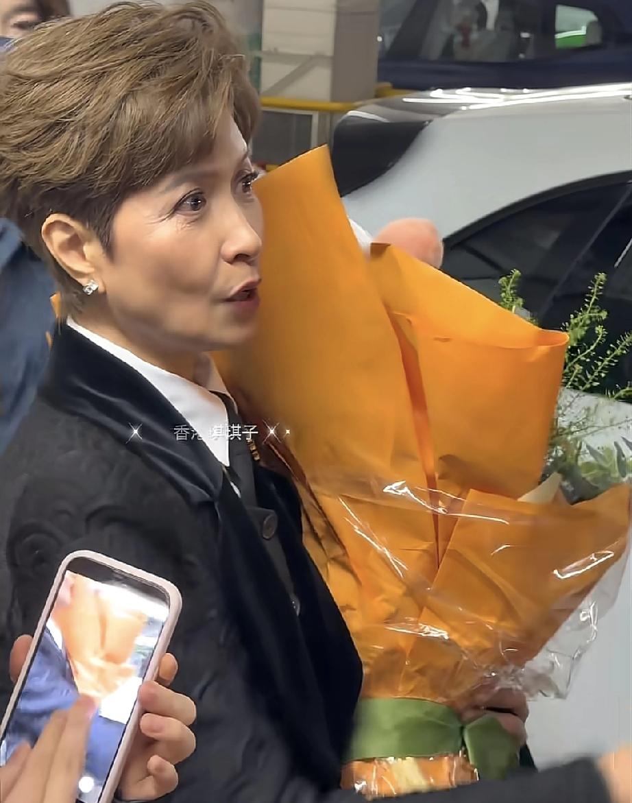 郑伊健的前任，61岁了，皮肤、气色和身材都还在线。这么多年了，她还是招牌式短